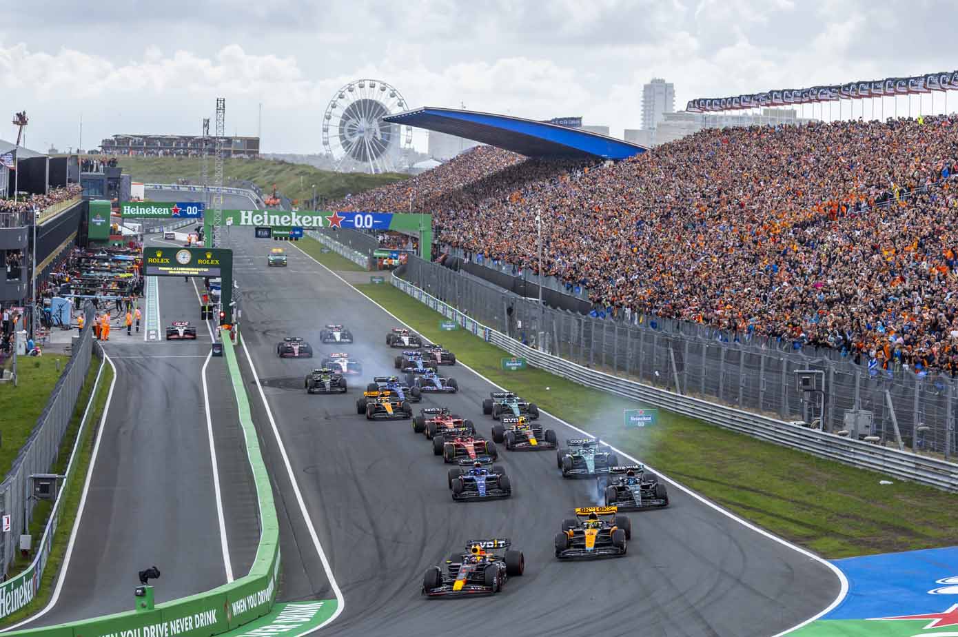 Max Verstappen maakt een sterke start en leidt het veld de Tarzanbocht in.